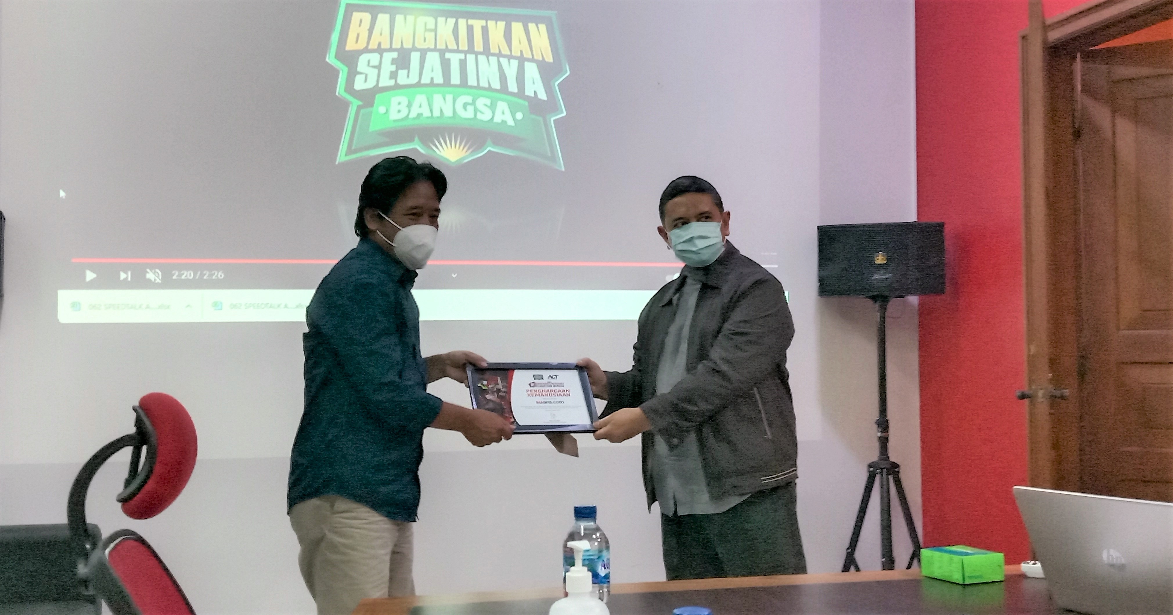 penyerahan plakat penghargaan kemanusiaan act suaracom